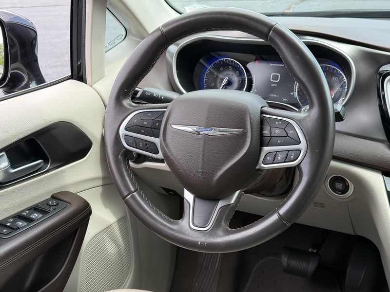Chrysler Pacifica Vehicle Full-screen Gallery Image 13