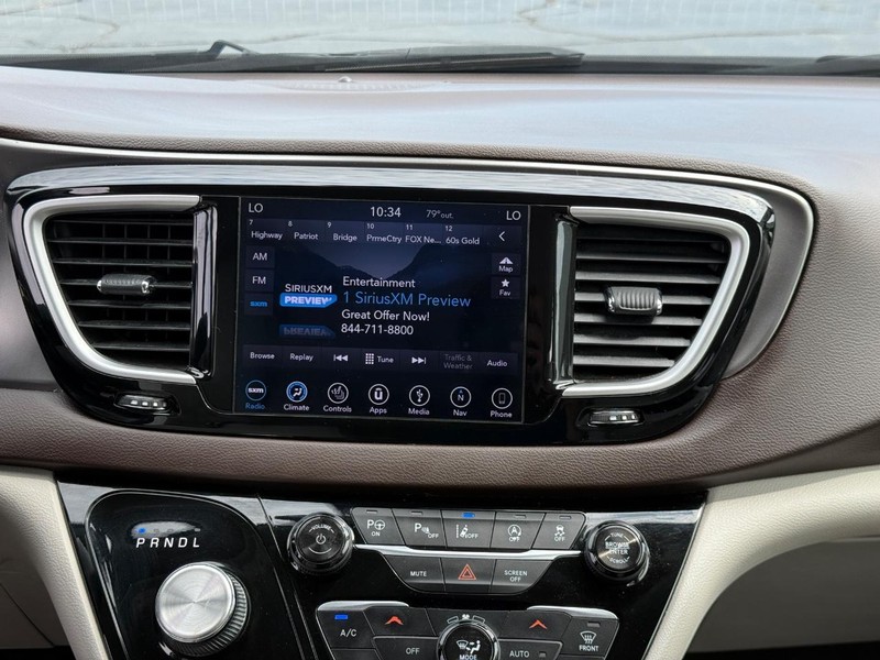 Chrysler Pacifica Vehicle Full-screen Gallery Image 14