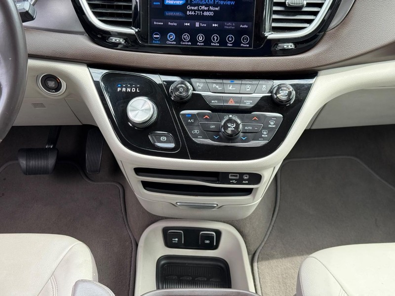 Chrysler Pacifica Vehicle Full-screen Gallery Image 15