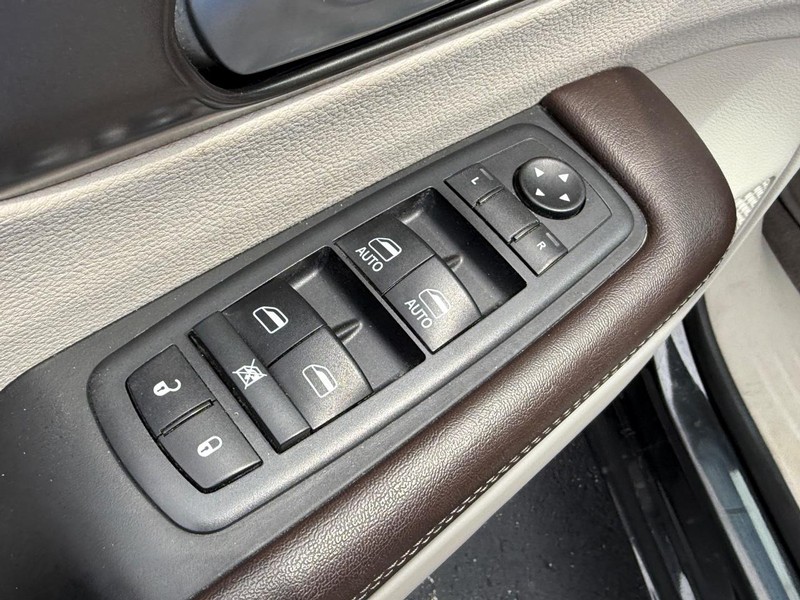 Chrysler Pacifica Vehicle Full-screen Gallery Image 16