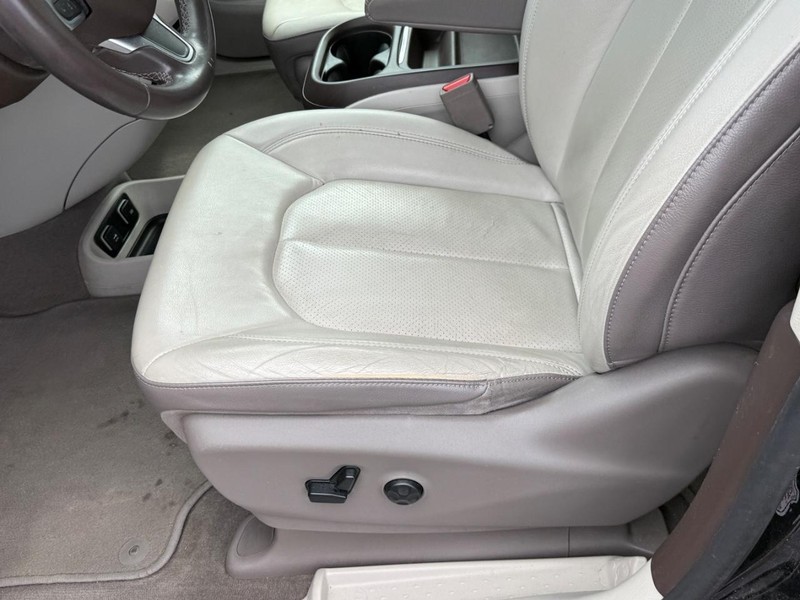 Chrysler Pacifica Vehicle Full-screen Gallery Image 17