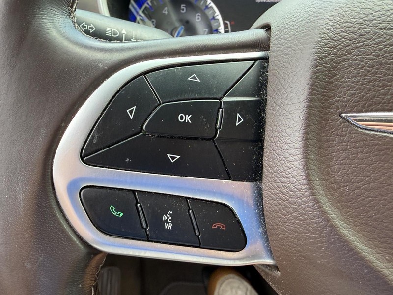 Chrysler Pacifica Vehicle Full-screen Gallery Image 18