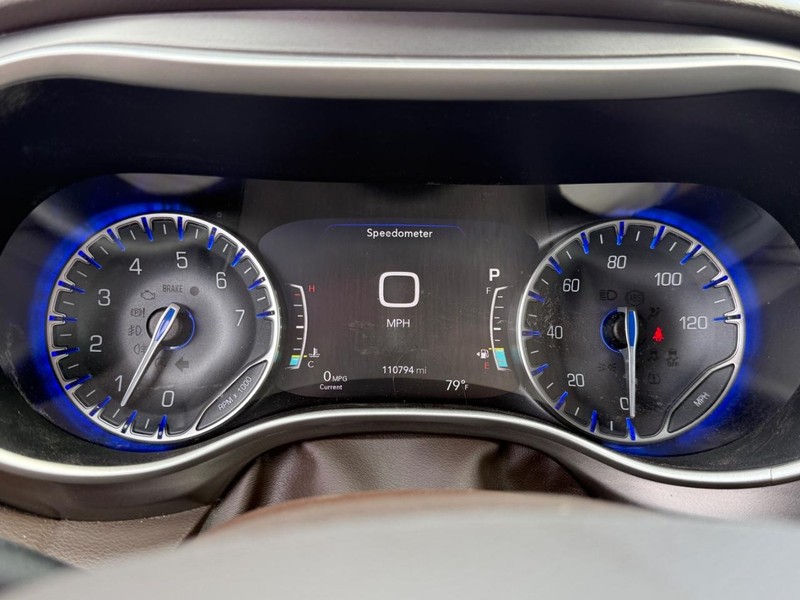 Chrysler Pacifica Vehicle Full-screen Gallery Image 20