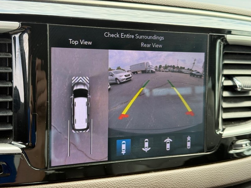 Chrysler Pacifica Vehicle Full-screen Gallery Image 22