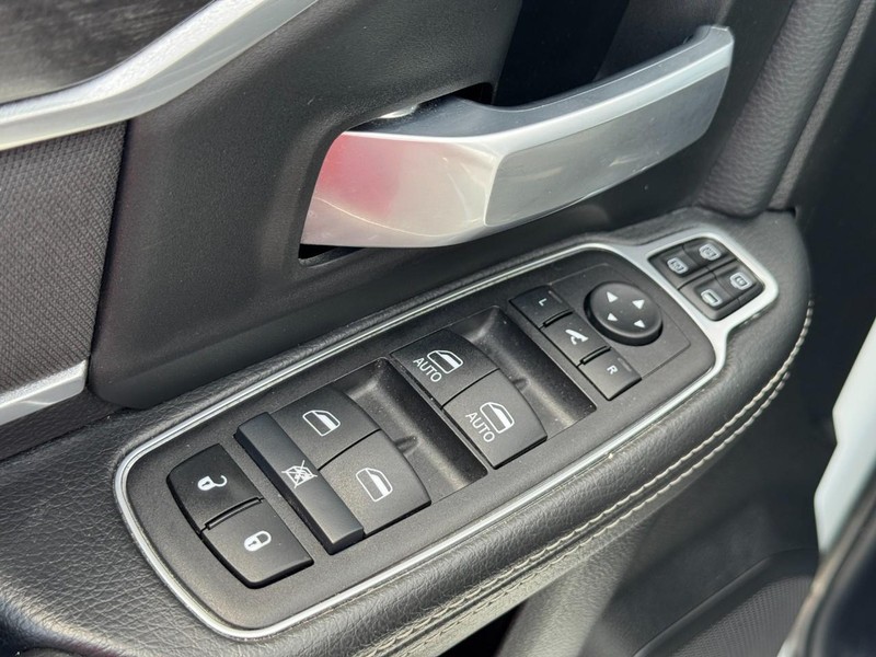 Ram 2500 Vehicle Full-screen Gallery Image 17