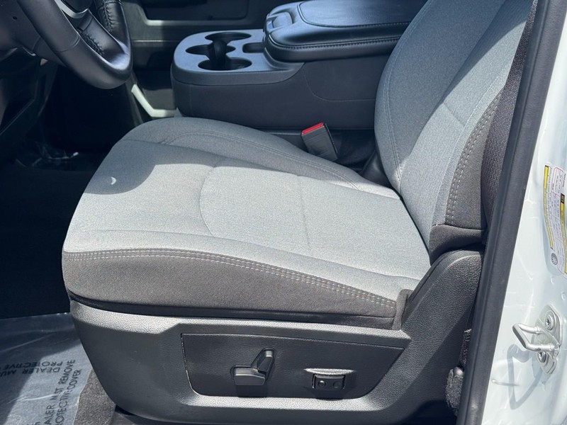 Ram 2500 Vehicle Full-screen Gallery Image 18