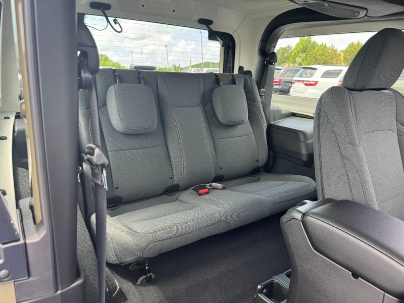 Jeep Wrangler Vehicle Full-screen Gallery Image 6