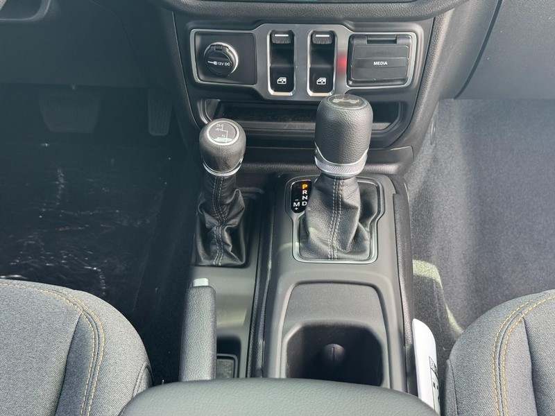 Jeep Wrangler Vehicle Full-screen Gallery Image 10