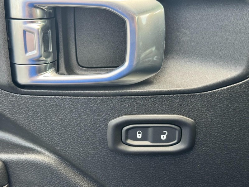 Jeep Wrangler Vehicle Full-screen Gallery Image 11