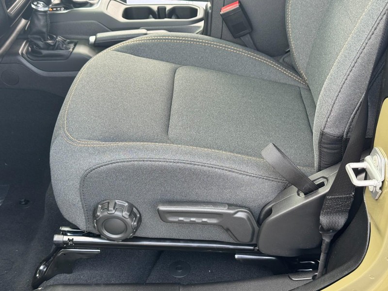 Jeep Wrangler Vehicle Full-screen Gallery Image 12