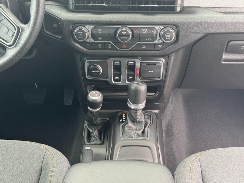 Jeep Wrangler Vehicle Full-screen Gallery Image 9