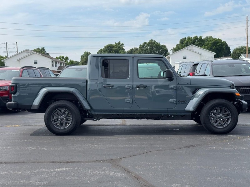 Jeep Gladiator Vehicle Full-screen Gallery Image 2