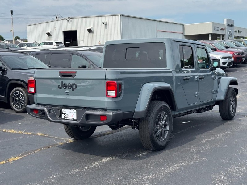 Jeep Gladiator Vehicle Full-screen Gallery Image 3