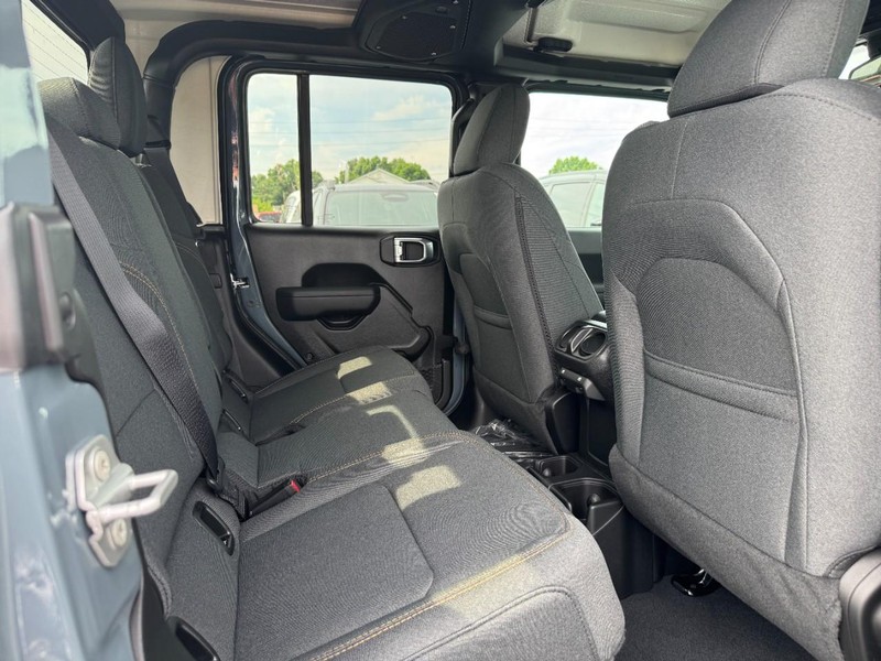 Jeep Gladiator Vehicle Full-screen Gallery Image 5