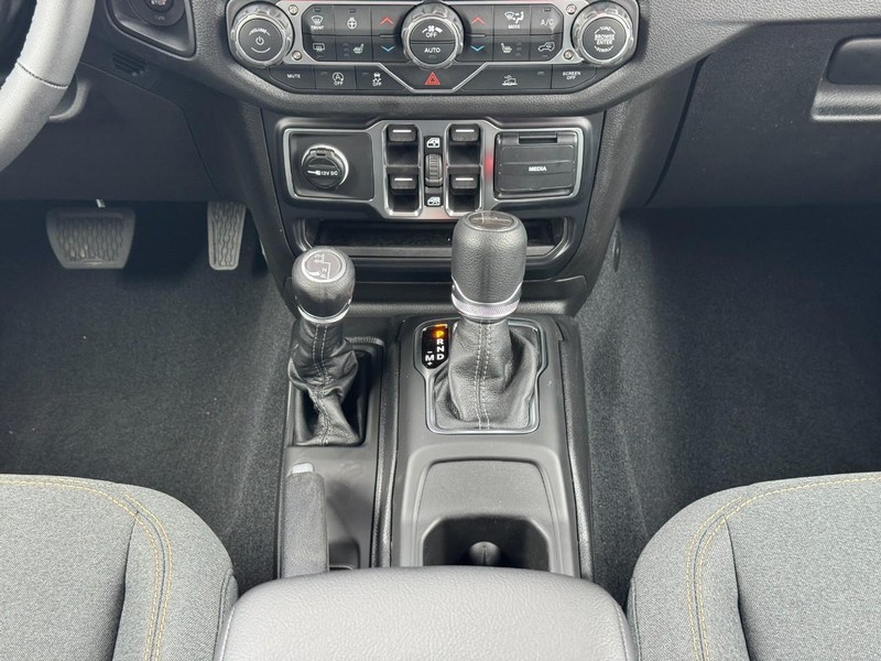 Jeep Gladiator Vehicle Full-screen Gallery Image 9