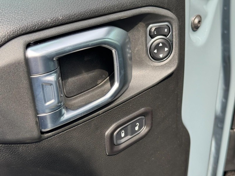 Jeep Gladiator Vehicle Full-screen Gallery Image 10
