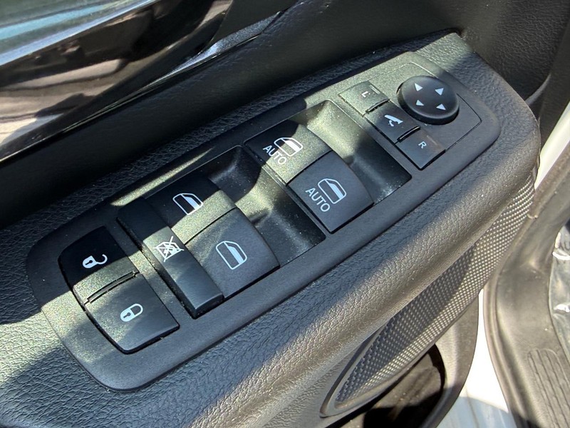 Ram 1500 Vehicle Full-screen Gallery Image 16