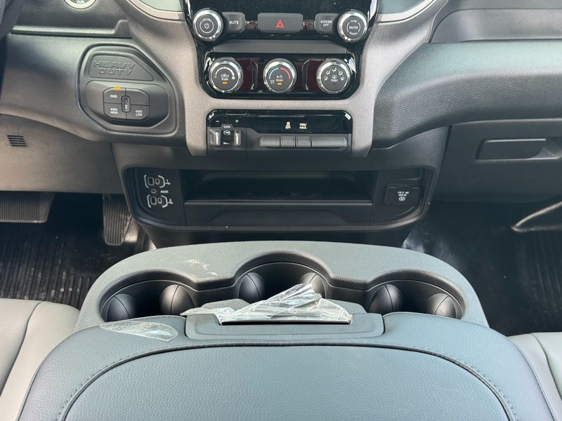 Ram 2500 Vehicle Full-screen Gallery Image 9