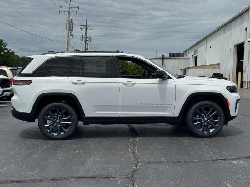 Jeep Grand Cherokee Vehicle Full-screen Gallery Image 2