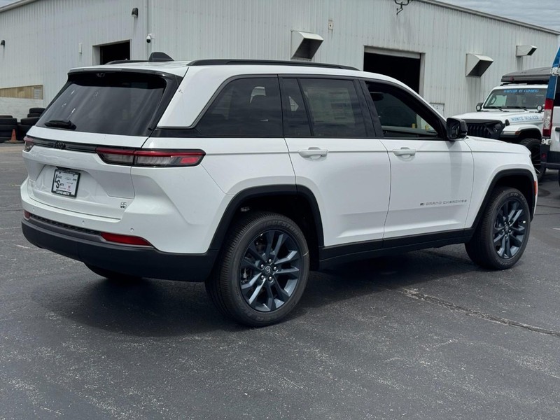 Jeep Grand Cherokee Vehicle Full-screen Gallery Image 3