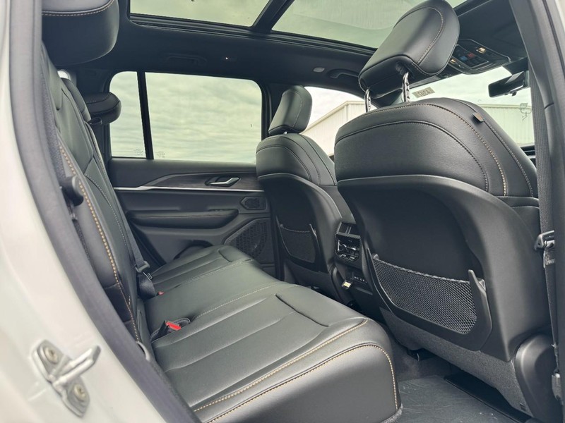Jeep Grand Cherokee Vehicle Full-screen Gallery Image 5