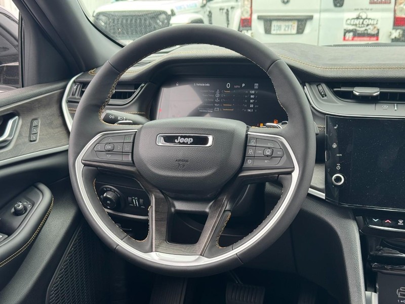 Jeep Grand Cherokee Vehicle Full-screen Gallery Image 8