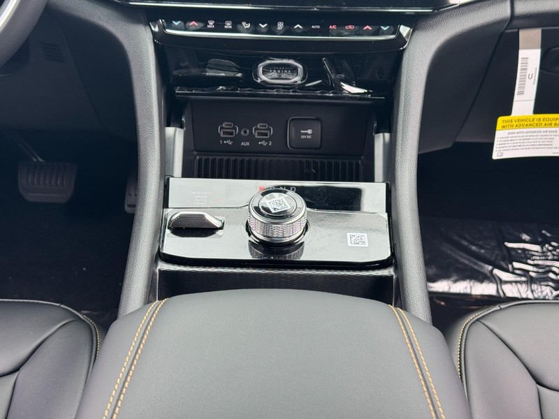 Jeep Grand Cherokee Vehicle Full-screen Gallery Image 10