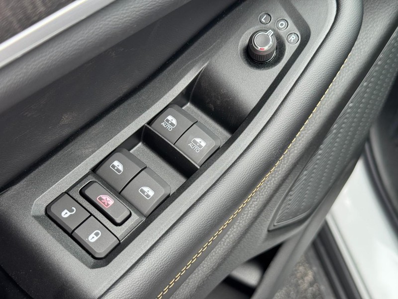 Jeep Grand Cherokee Vehicle Full-screen Gallery Image 11