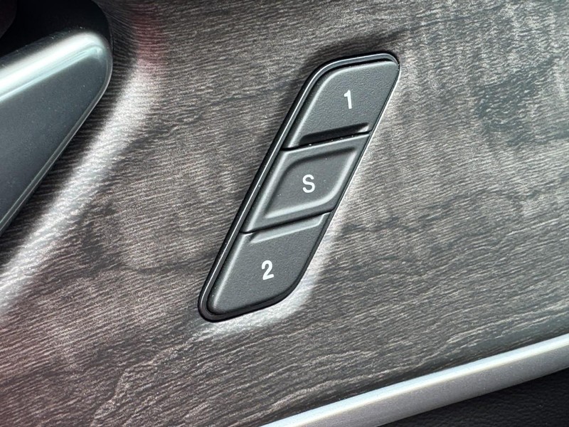 Jeep Grand Cherokee Vehicle Full-screen Gallery Image 12