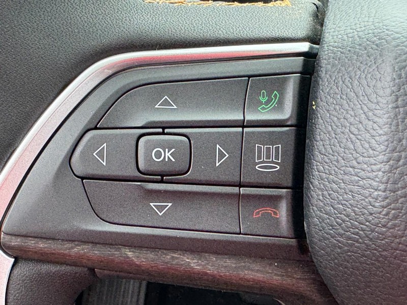 Jeep Grand Cherokee Vehicle Full-screen Gallery Image 14