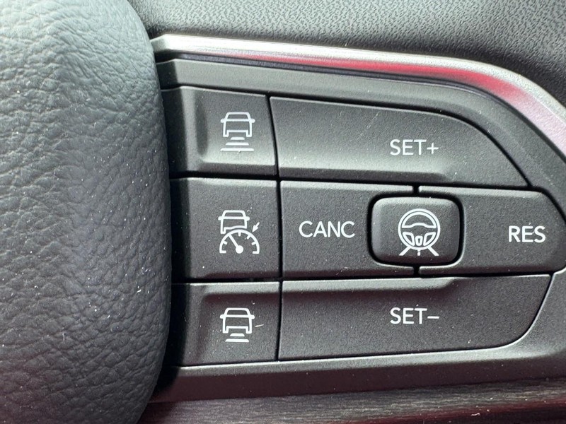 Jeep Grand Cherokee Vehicle Full-screen Gallery Image 13