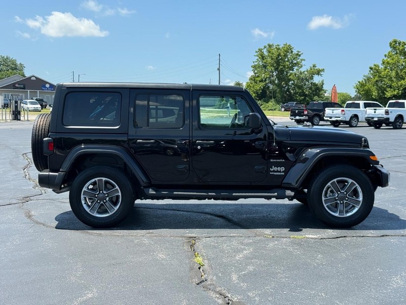 Jeep Wrangler Vehicle Full-screen Gallery Image 02