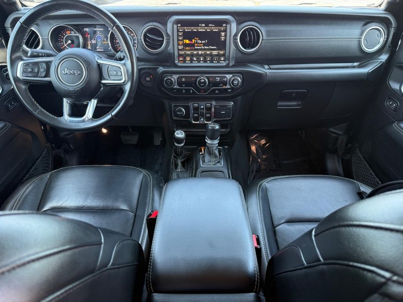 Jeep Wrangler Vehicle Full-screen Gallery Image 12