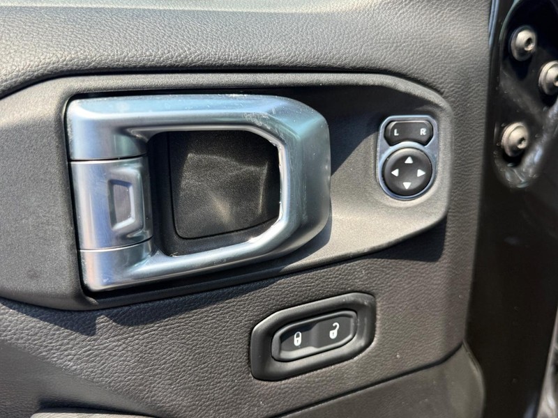 Jeep Wrangler Vehicle Full-screen Gallery Image 16