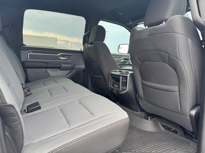Ram 1500 Vehicle Full-screen Gallery Image 12