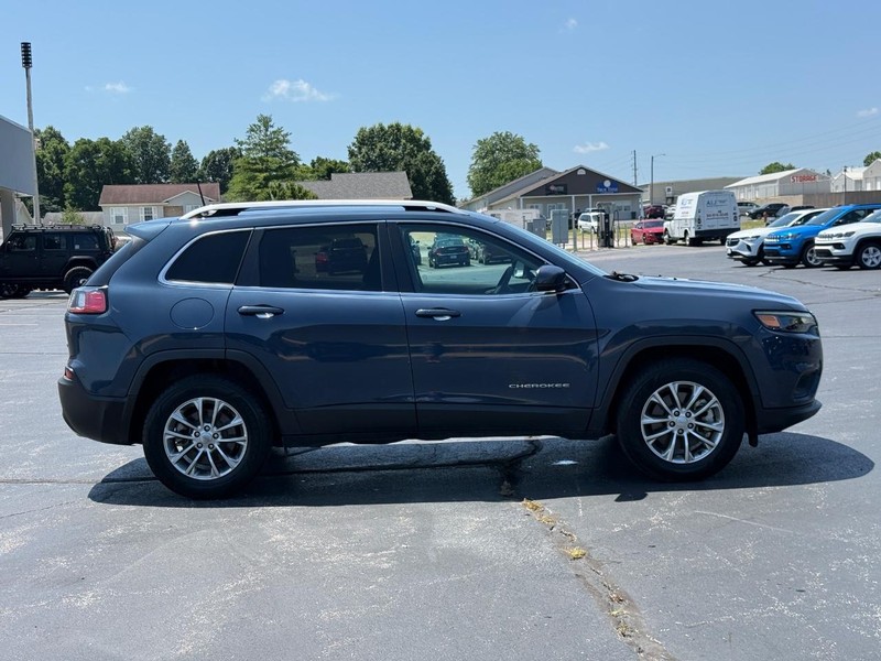 Jeep Cherokee Vehicle Full-screen Gallery Image 2