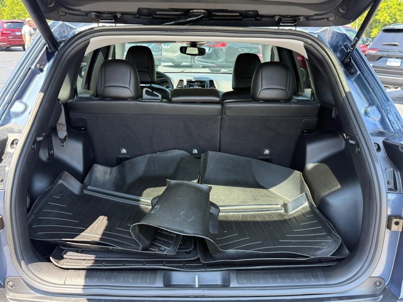 Jeep Cherokee Vehicle Full-screen Gallery Image 4
