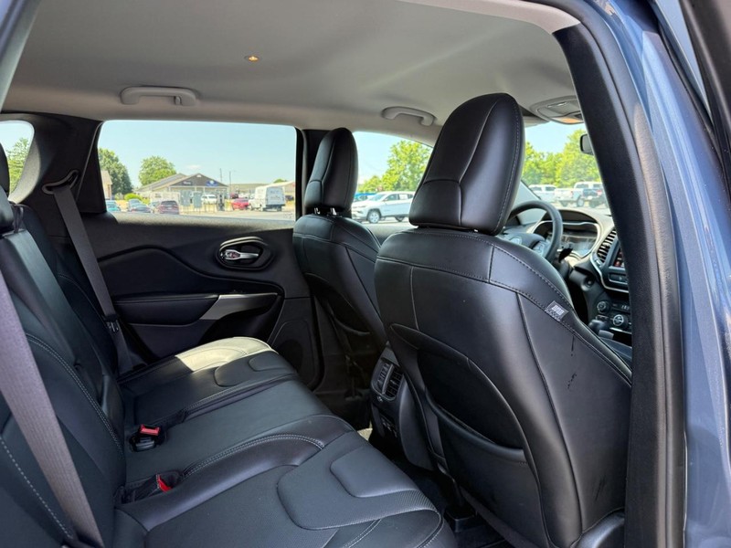 Jeep Cherokee Vehicle Full-screen Gallery Image 10