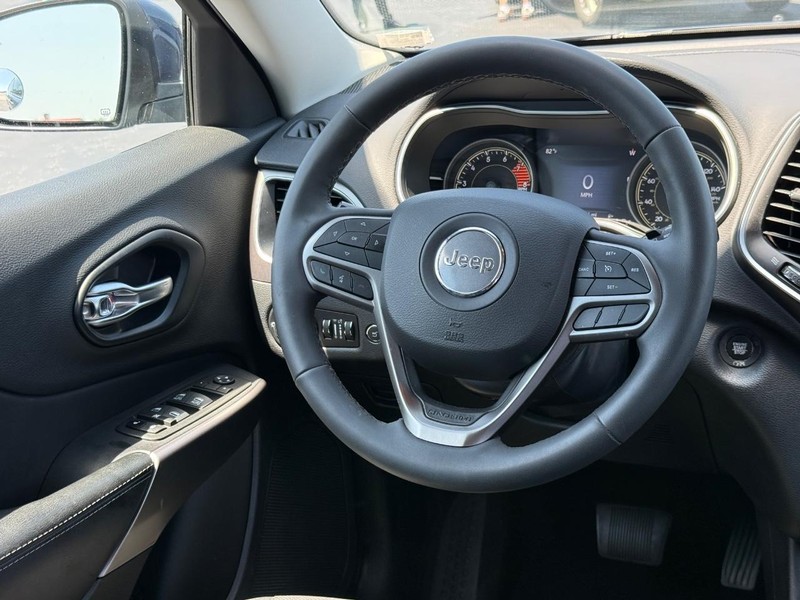 Jeep Cherokee Vehicle Full-screen Gallery Image 12
