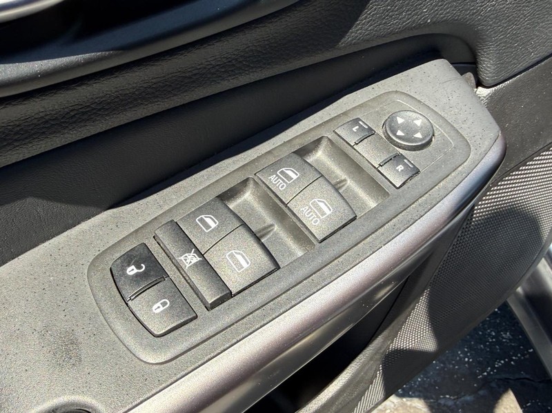 Jeep Cherokee Vehicle Full-screen Gallery Image 15