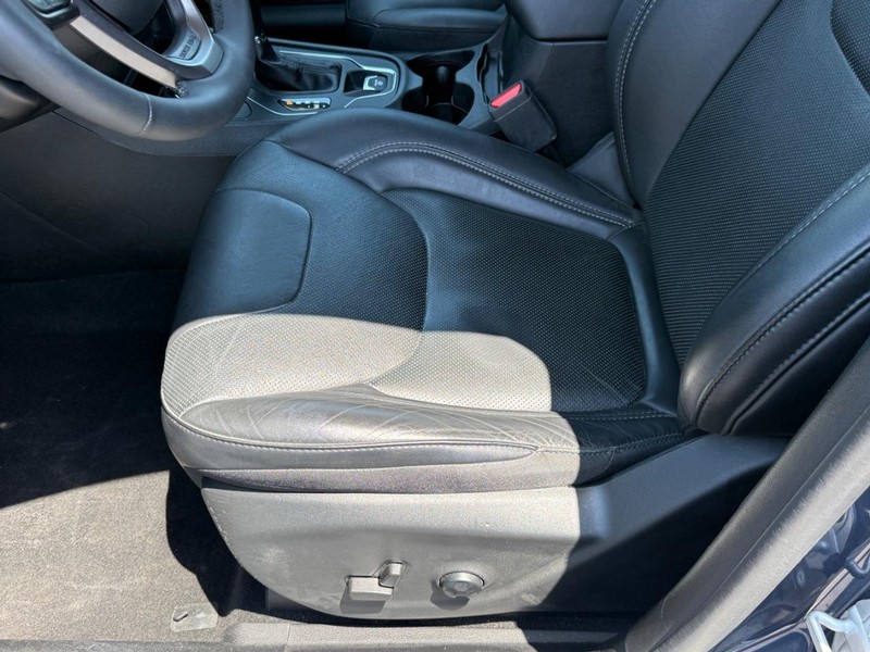 Jeep Cherokee Vehicle Full-screen Gallery Image 16
