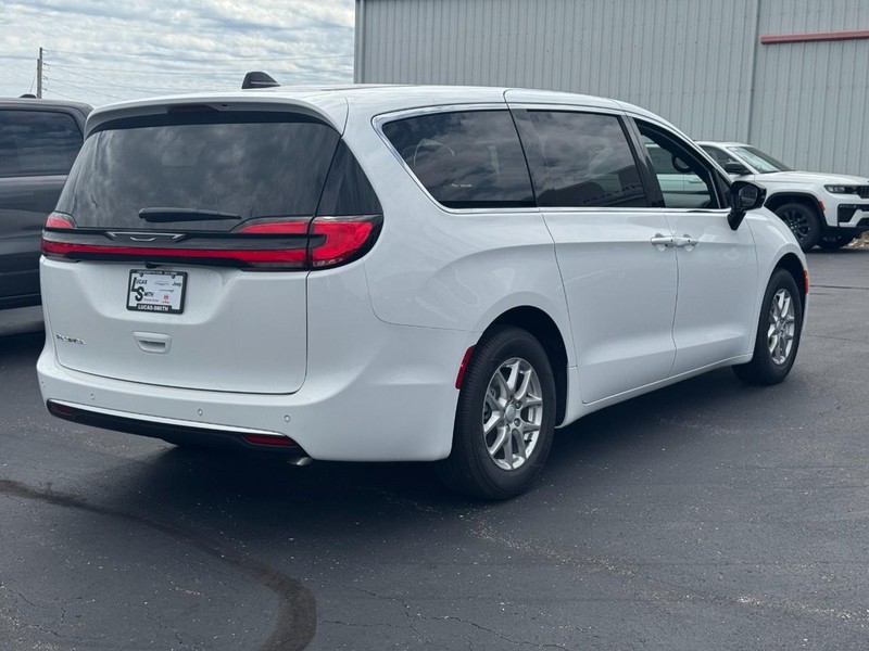 Chrysler Pacifica Vehicle Full-screen Gallery Image 3