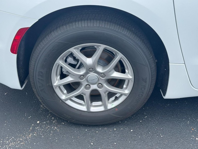 Chrysler Pacifica Vehicle Full-screen Gallery Image 4