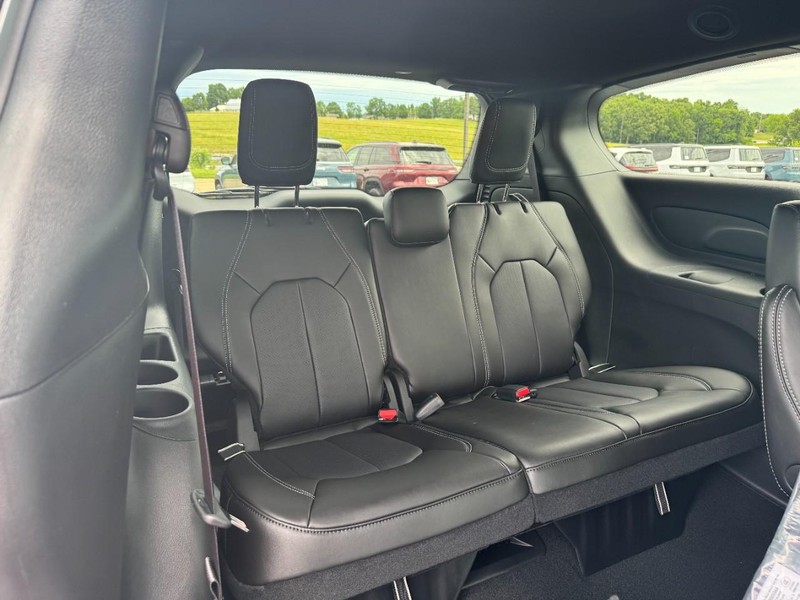 Chrysler Pacifica Vehicle Full-screen Gallery Image 5