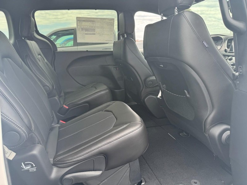 Chrysler Pacifica Vehicle Full-screen Gallery Image 6