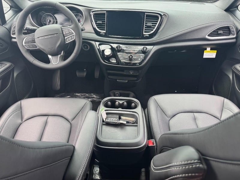 Chrysler Pacifica Vehicle Full-screen Gallery Image 7