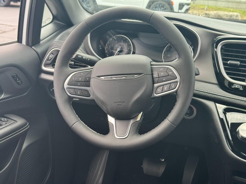 Chrysler Pacifica Vehicle Full-screen Gallery Image 8