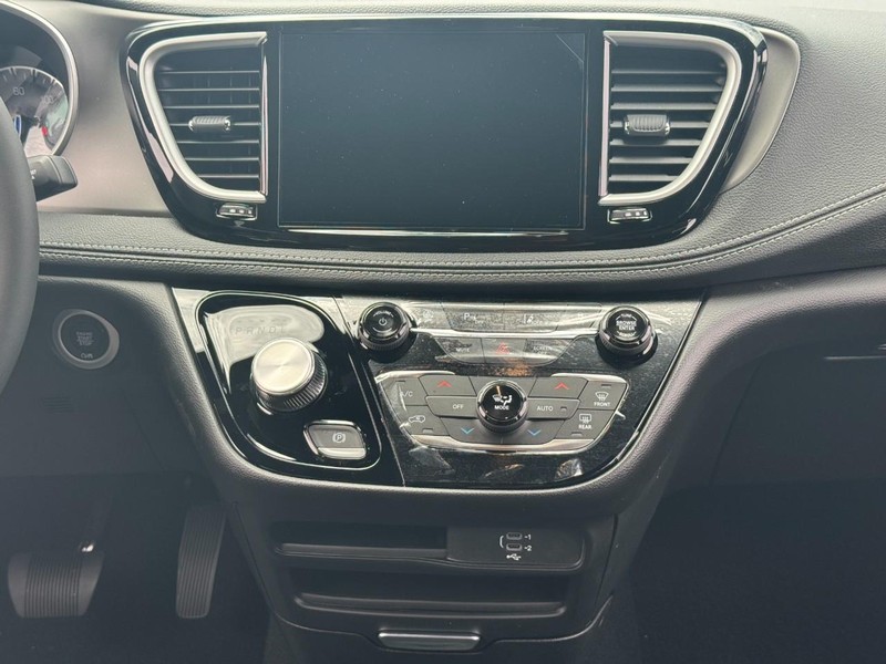 Chrysler Pacifica Vehicle Full-screen Gallery Image 9