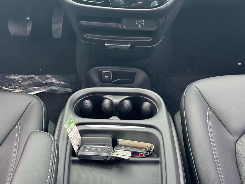 Chrysler Pacifica Vehicle Full-screen Gallery Image 10