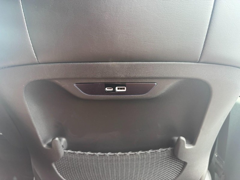 Chrysler Pacifica Vehicle Full-screen Gallery Image 11